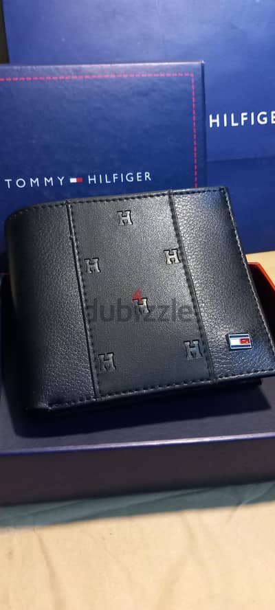 محفظة Tommy Hilfiger سوداء بتصميم عصري فخم وخامات ممتازة (جلد طبيعي).