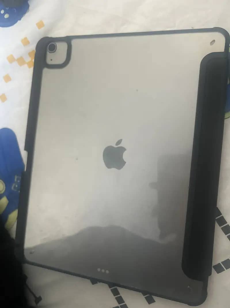 Ipad 13 inch M3 and a case, all original like new with keyboard 4