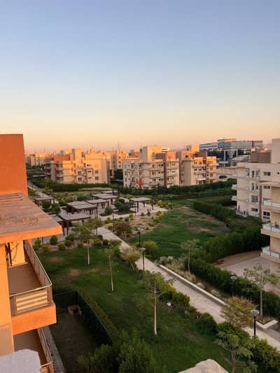 شقة للإيجار في وصال، مساحه ٢٣٠ متر 3 غرف نوم، تشطيب كامل ومفروشة، فيو على الحديقة، في موقع مميز.