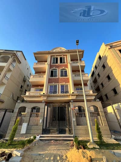  Distinctive Apartment for Sale – Half-Roof Unit with Private Terrace in Al-Andalus 1  A rare opportunity to own a half-roof unit in a prime locati