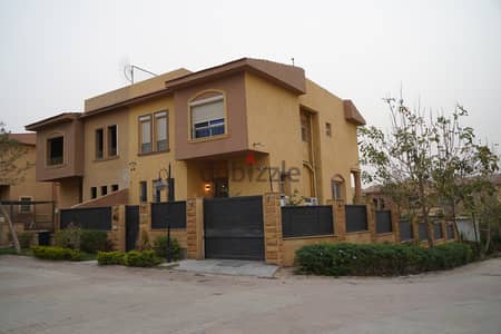 فيلا فاخره للبيع بكمبوند موون فالي 2