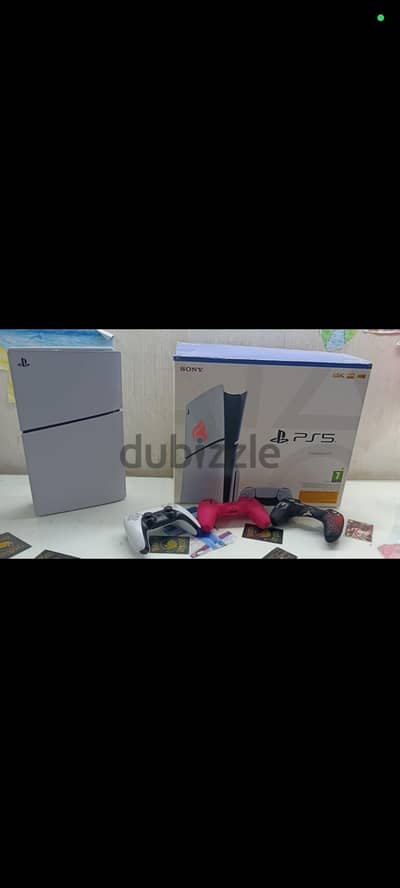 ps5 استعمال شهر معاه دراعين واحد أبيض و التاني بنفسجي slim cd
