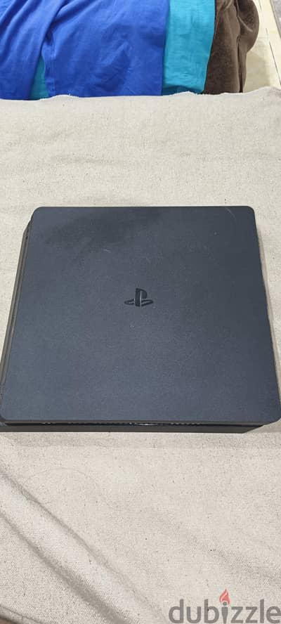 Play station 4 slim 1tera with two controllers and 4 game cd