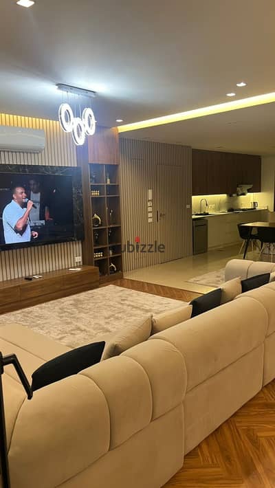شقة فاخرة للإيجار في ليك فيو ريزيدنس | مفروشة بالكامل | أول سكن | حديقة خاصة وحمام سباحة كومباوند ليك فيو القاهرة الجديده