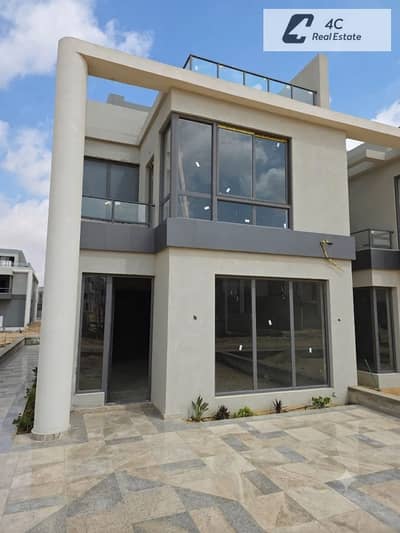 Twin house villa 260m 4 bdr ready to move prime location open lake view in Bloomfields Mostakbal City near Madinaty and Sarai
