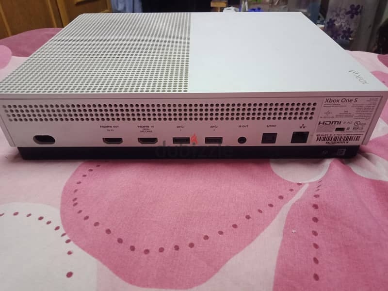 Xbox one s 1TB + Controller 1