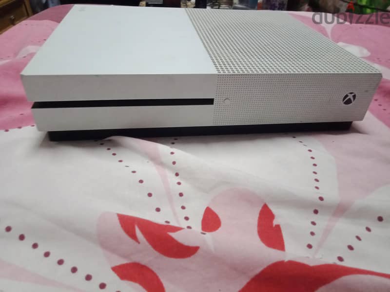 Xbox one s 1TB + Controller 2