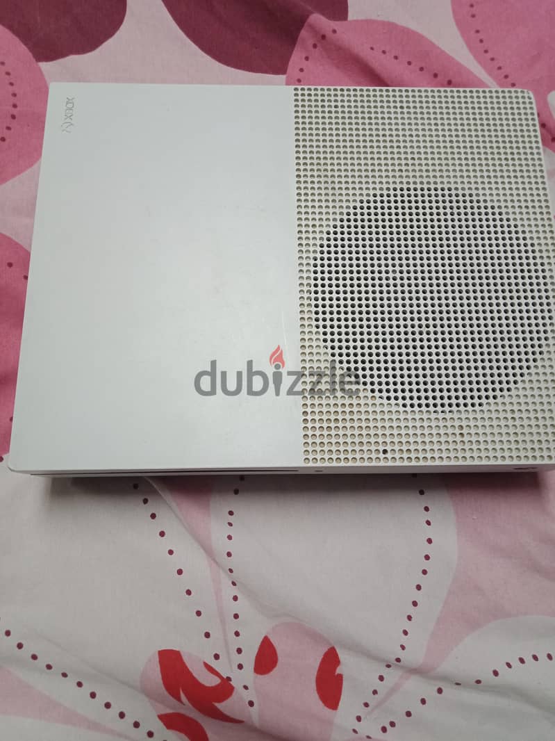 Xbox one s 1TB + Controller 3