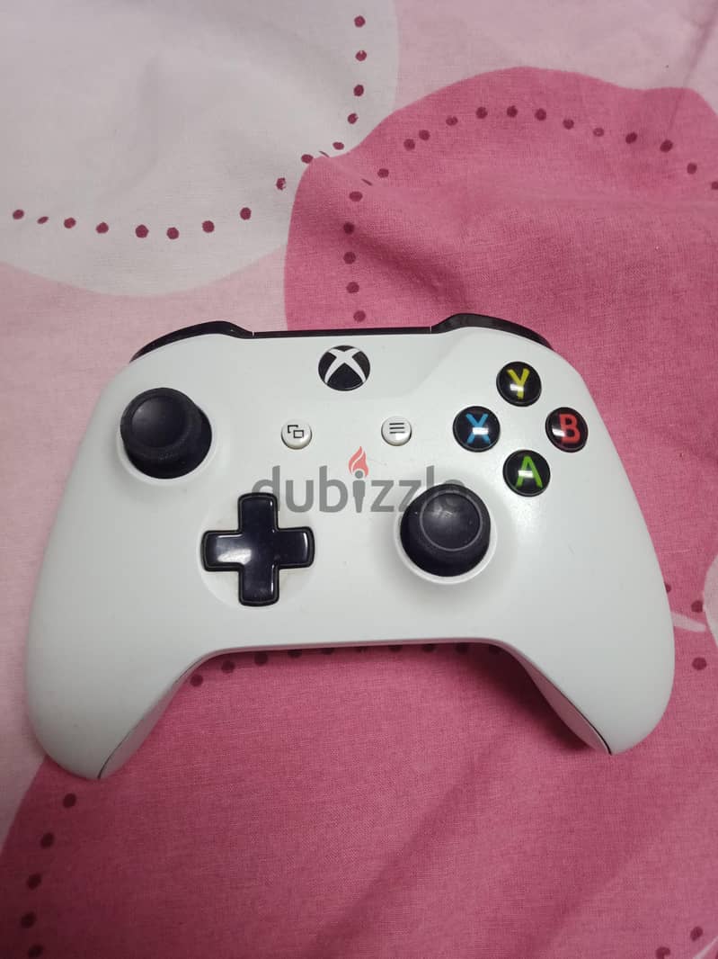 Xbox one s 1TB + Controller 4