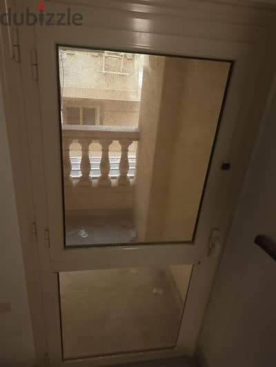باب المونتال ps طول ٢متر في عرض ٩٠ يعتبر جديد بالحلق