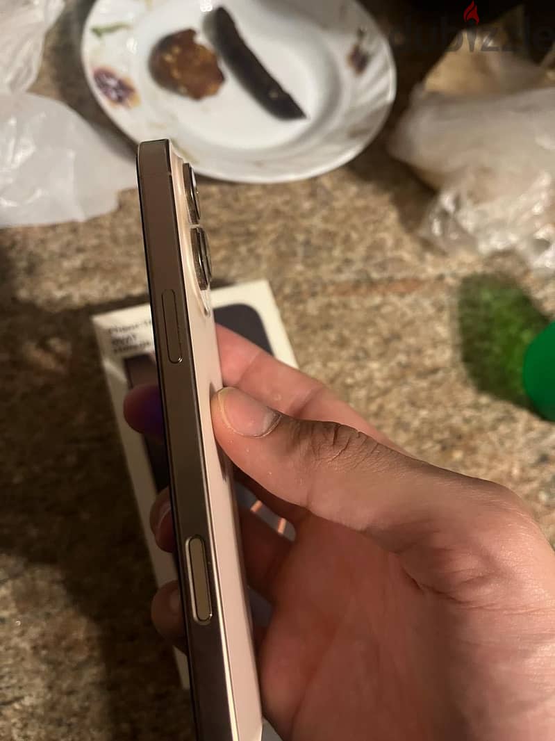 iPhone 16 Pro Max 4