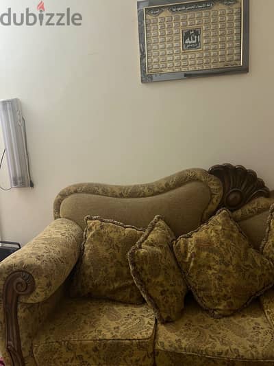 كنبه ٣ وكنبه ٢ و٢ كرسي وترابيزه
