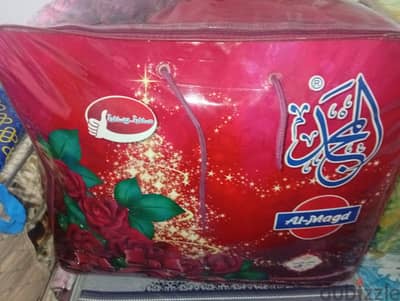 2500ج للبيع لعدم الحاجه لحاف المجد الاصلي هاند ميد جديد ينفع لعروسه