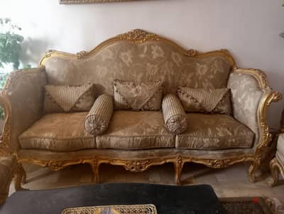 صالون   كنبة كبيرة و 4 كرسى و 3 تربيزة 01155228757