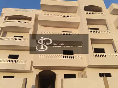 For sale, third floor apartment, Spanish neighborhood, directly in front of services, immediate receipt, October 10th, 150 meters