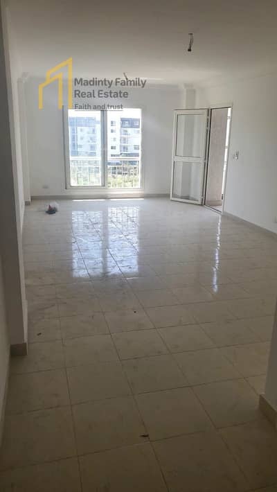 For rent, an apartment of 116 meters with a garden view, B10, close to the services of the stage.