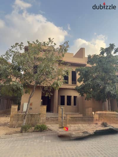  توين هاوس فاخر للبيع في مون فالي 2 | إطلالة مباشرة على البحيرات | موقع مميز بالقاهرة الجديده