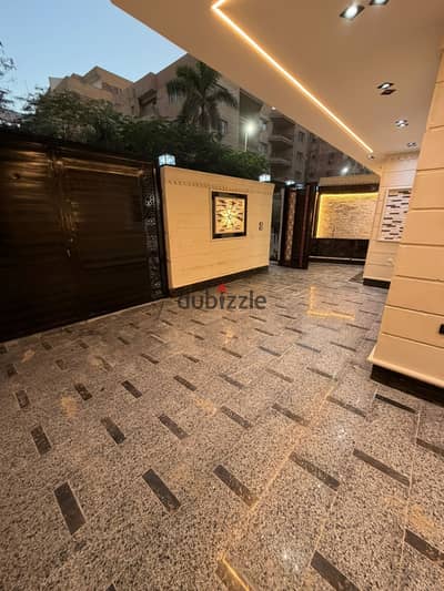Ground with a garden 230 meters, entrance for individuals and car entrance