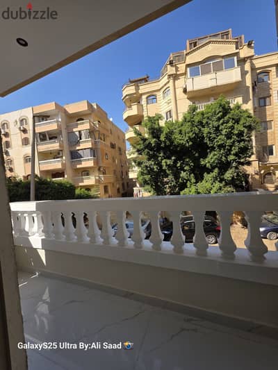 شقه بحرية كلها على الشارع 155 متر