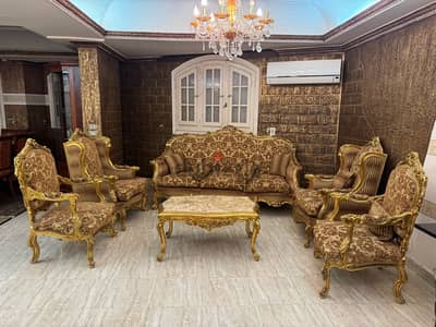 طقم مدهب كنبه و ٤ كراسي و طرابيظة صالون