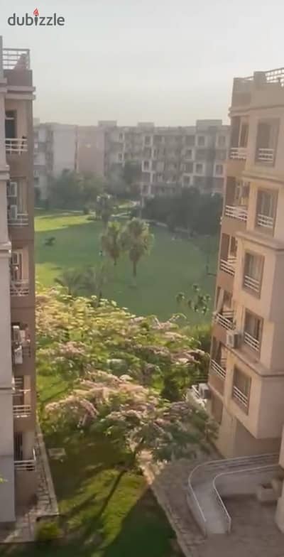 للبيع شقة 89م في B6 مدينتي بجوار الخدمات مباشرة واتجاه بحري النادي غير اجباري