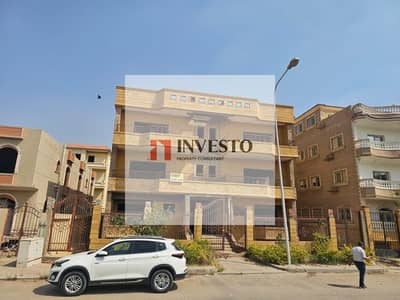 مدينة العبور الحي الرابع بجانب ميدان محمد نجيب ومسجد الأمين شقه 200 متر نص تشطيب 3. غرف - 3. حمام - مطبخ - ريسيبشن كبير فيو غير مجروح تماماً