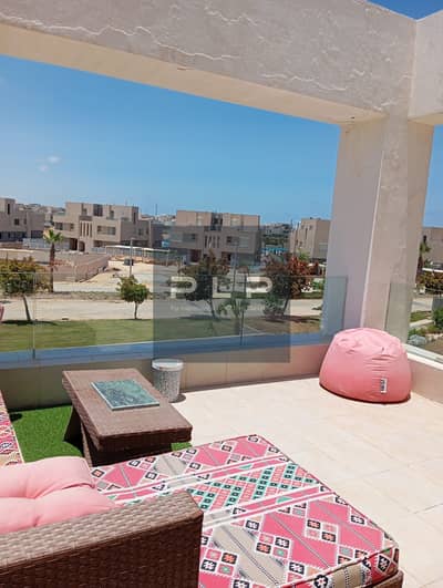 شاليه سينيور مع رووف مفروش بالكامل بالمكيفات للبيع في هاسيندا باي الساحل الشمالي.  Hacienda Bay