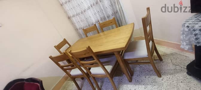 طاولة سفرة مستعملة مع 6 كراسي