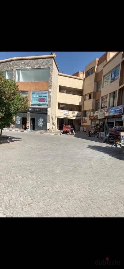 للبيع محل دور ارضي مميز وجهه اماميه داخل مول في مدينه الشروق استلام فورى وشغال