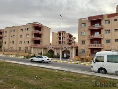 شقة للبيع في كمبوند الزهور لايف ١ بموقع مميز و سعر لقطة
