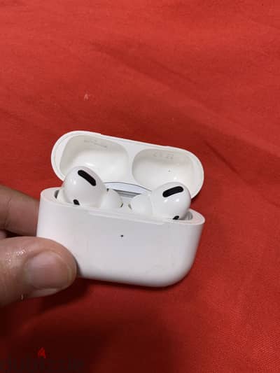 ‏ الصوت عالى ونظيفة و بتلقط على طول AirPods