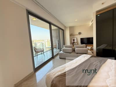 عش رفاهية السكن العصري والمريح في هذا الاستوديو الفاخر والمفروش بالكامل بكومبوند زد وست. يتميز بتصميم ذكي يستغل المساحات بأناقة، ويأتي مجهزاً بالكامل
