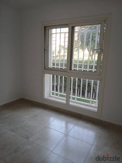Apartment for rent, ground floor, with private garden, two bedrooms, a bathroom, a kitchen, and a reception. 15 thousand required. Viewing at any time, one-year contract only.