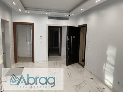 للإيجار  شقة 209 م مطبخ وتكييفات  كومباوند  كورت يارد  بيفرلى هيلز الشخ زايد