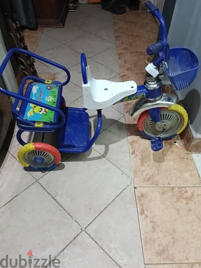 عجلة اطفال ثلاثية شبه جديدة بكرسى خلفى