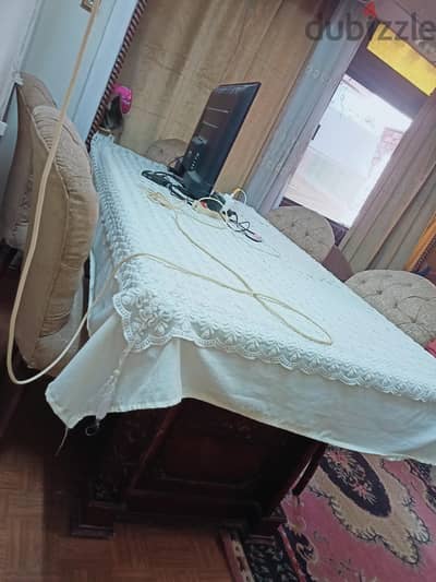 سفرة كبيرة ب٦ كراسي خشب الورد و الكراسي كابوتنيه