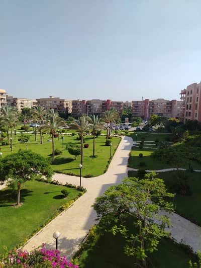 فرصه للايجار بالرحاب شقه 120م بالمطبخ موقع متميز بالمرحله الخامسه وبها تشطيب خاص وايد جاردن وبسعر لقطه