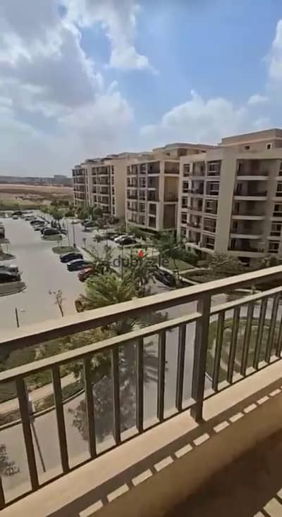 شقه في  كمبوند تلج سيتي