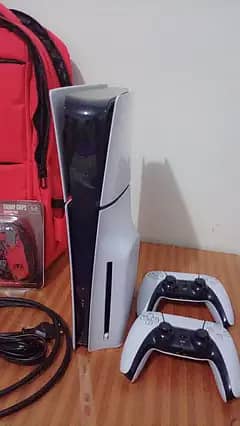 للبيع PS5 slim Disc Edition بحالة ممتازة جداً شبه جديد