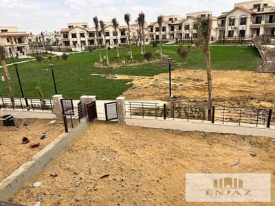 للبيع F3 ( تاون هاوس ) في مدينتي استلام بعد سنة الفيلا مبنيه بالفعل تقدر تعاينها وتشوفها علي الطبيعه بنظام تقسيط علي 12 سنه دبل فيس فيو علي وايد جاردن