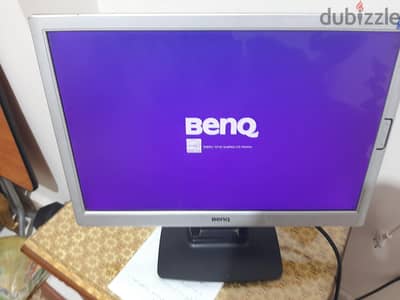 شاشة BenQ استعمال نضيف مع كابلاتها