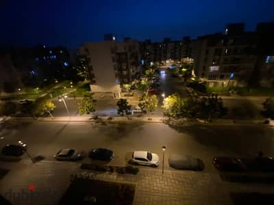 شقه للبيع 200 متر مقدم واقساط في مدينتي بموقع مميز في الB12