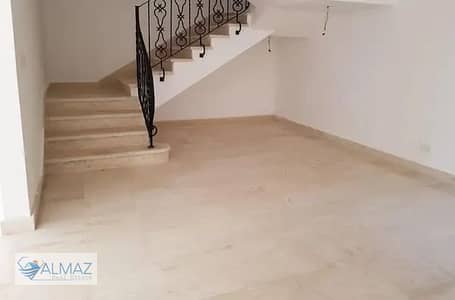 A prime, unfurnished villa for rent in Al Rehab, Group 25, measuring 262 square meters. Located near major roads and services.