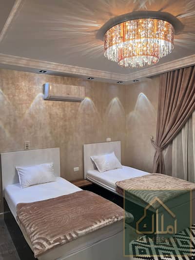 للإيجار المفروش بمدينة الرحاب – شقة مميزة جاهزة للسكن  استمتع بالراحة والخصوصية في شقة مفروشة بمساحة 99م² داخل مدينة الرحاب، بتصميم عملي وفرش أنيق