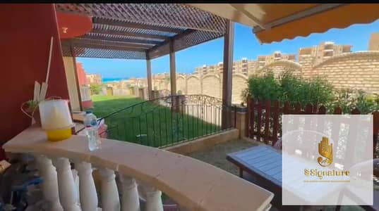 Ground floor chalet for sale with garden fully furnished and equipped with appliances and air conditioning overlooking the sea in Marina