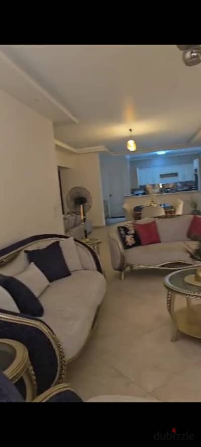 شقة فااضيه ارضي بجاردن بمساحه كبيره و بعض تشطيبات خاصه مميزه