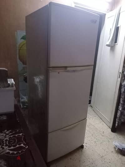 تلاجة توشيبا 3 باب. محتاجة صيانة