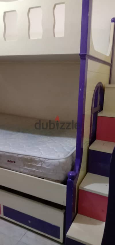 سرير ثلاث ادوار ووحدة ادراج كبيرة
