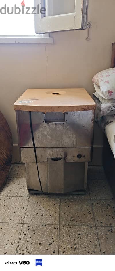 تلفزيونات وثلاجة مائة وكمبيوتر بالشاشة