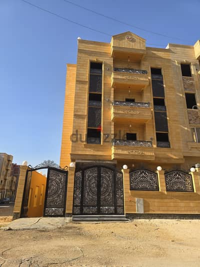 عماره ناصيه للبيع بدروم واربع ادوار بالعبور